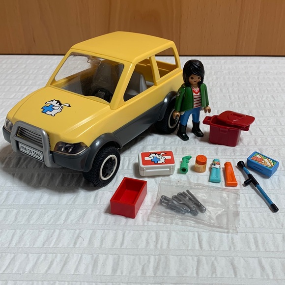 City Life Veterinarian 5532 by Playmobil - Picture 2 of 15